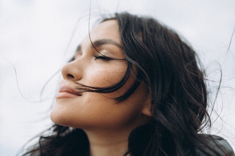 cô gái ngồi thiền giữa thiên nhiên 